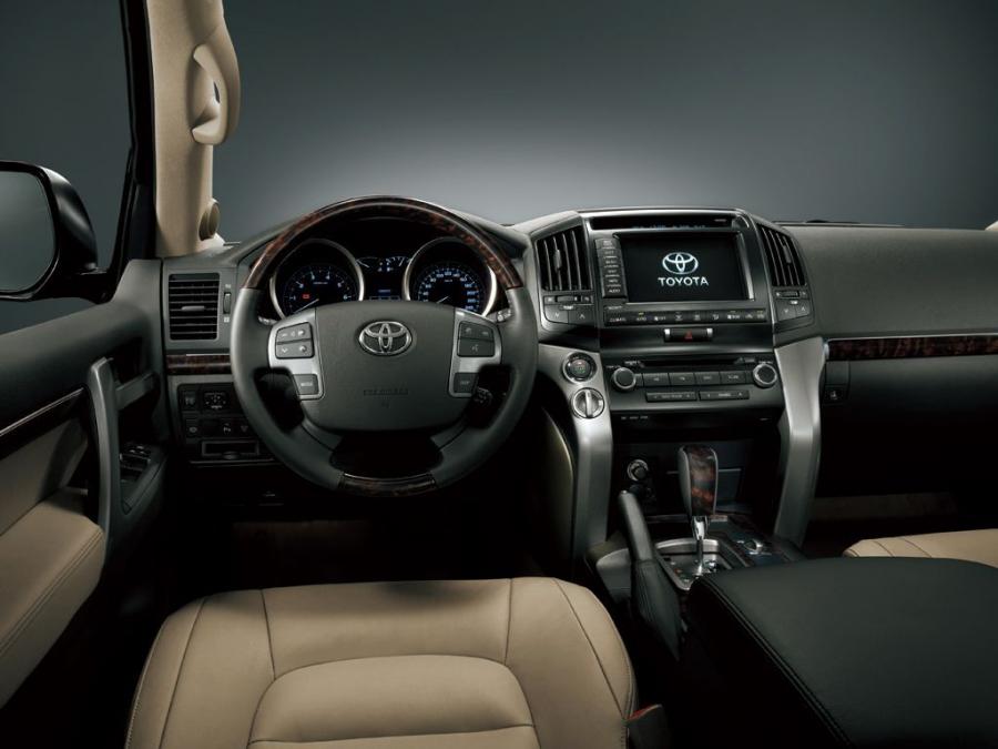  Toyota Land Cruiser 200 VX-R 2007 года  (UAE) (фото 7 из 13)
